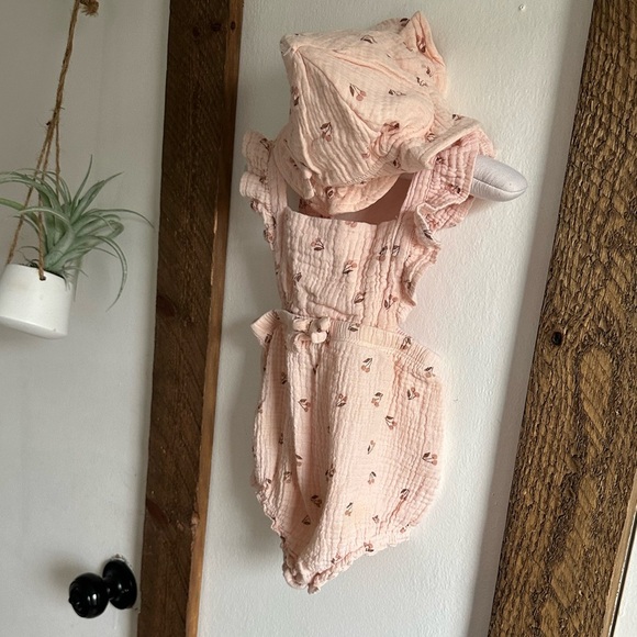 Boutique Emily & Oliver Baby Girl Muslin Floral Romper & Hat Matching Set - Picture 6 of 7